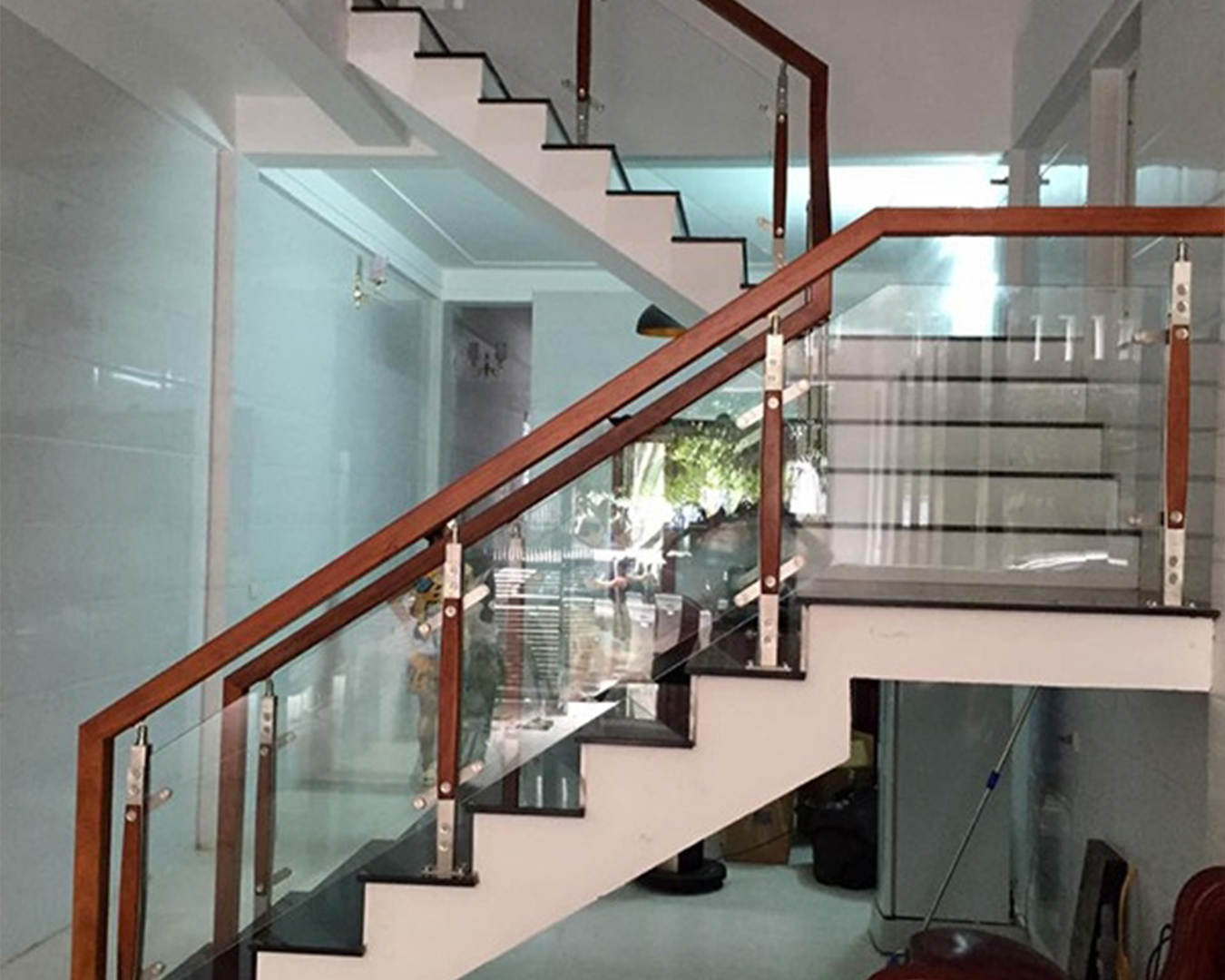 Banner Cầu Thang Kính Cường Lực